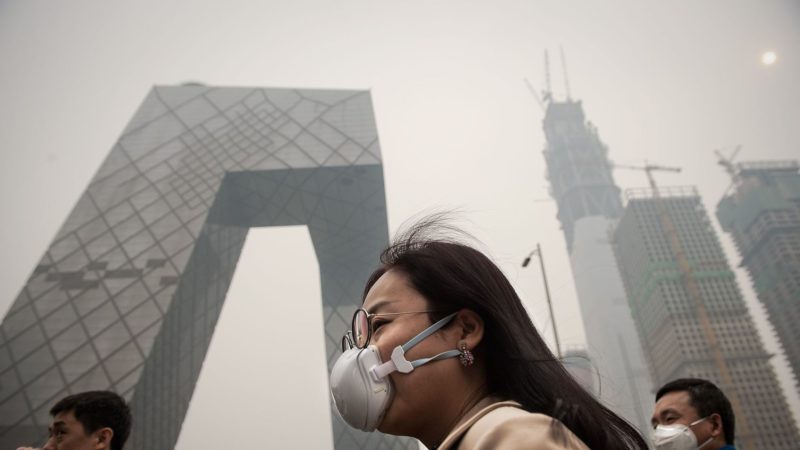 des-chinois-portent-des-masques-de-protection-un-jour-de-forte-pollution-a-pekin-le-20-mars-2017-en-chine_6166672